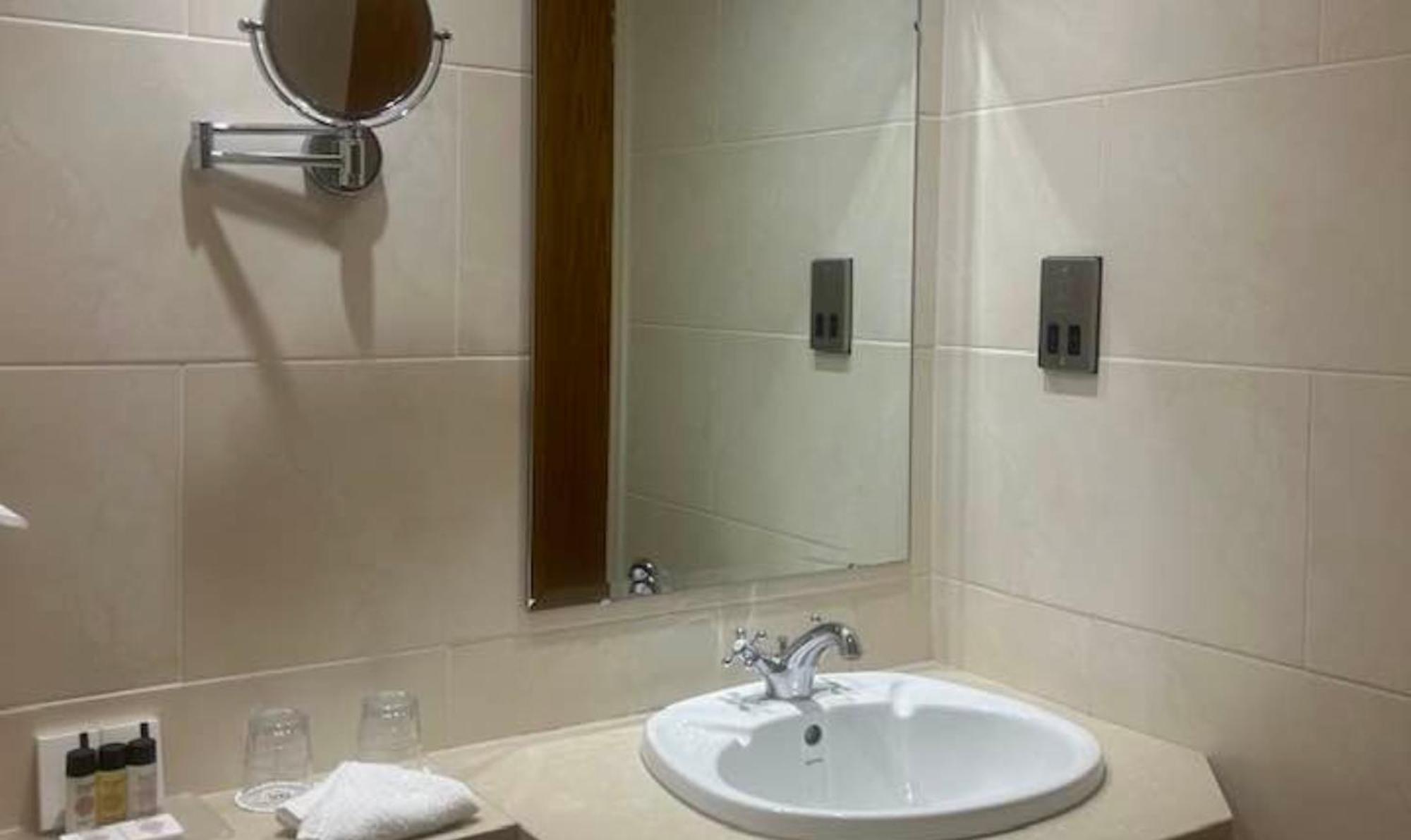 Temple Gate Hotel Ennis Bagian luar foto