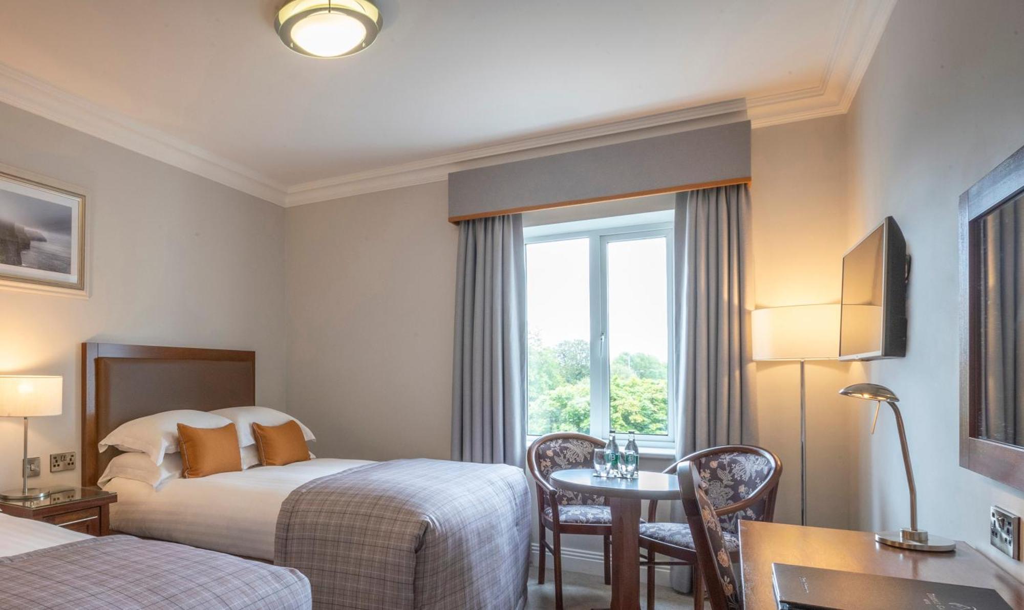 Temple Gate Hotel Ennis Bagian luar foto
