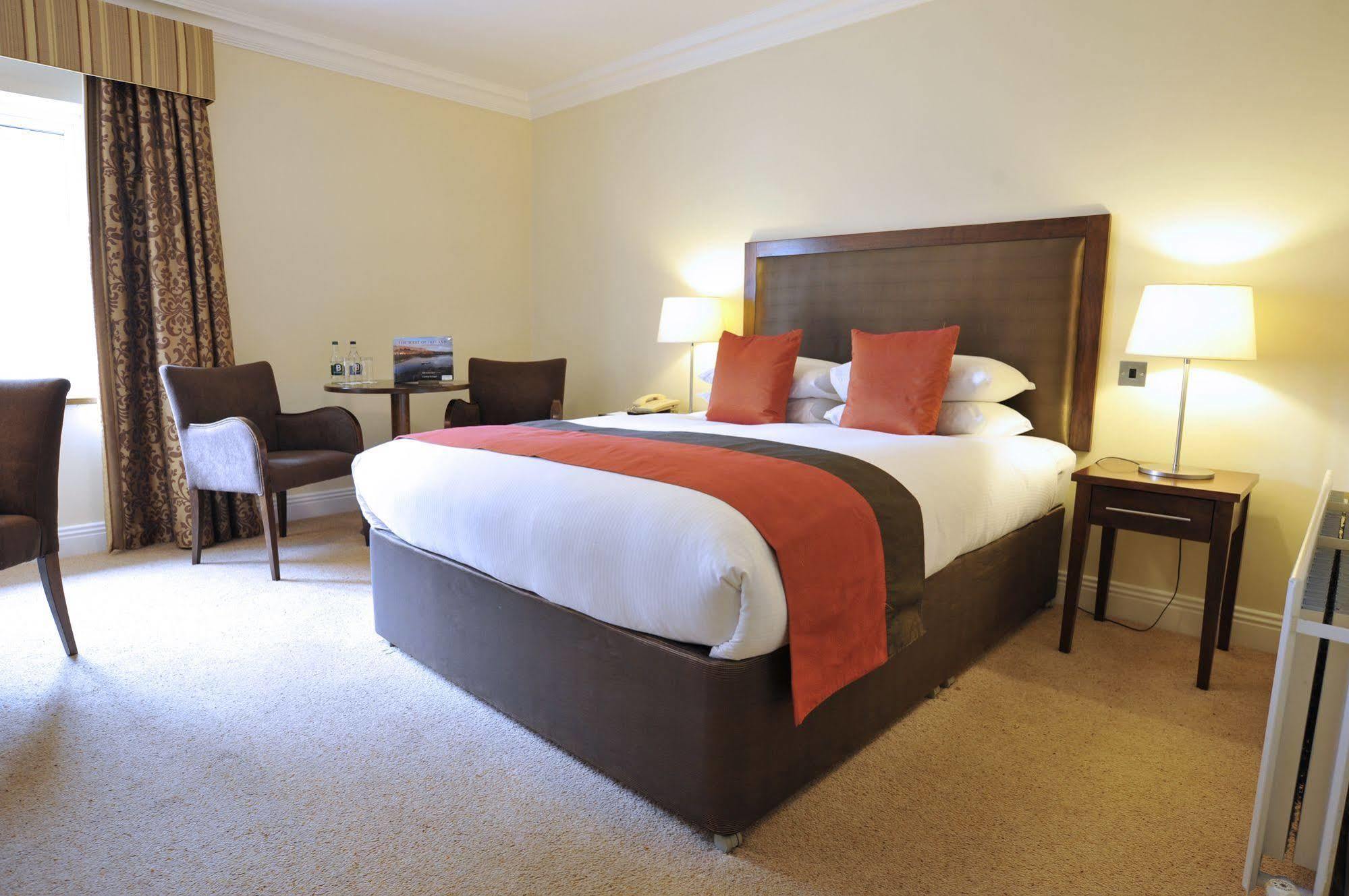 Temple Gate Hotel Ennis Bagian luar foto