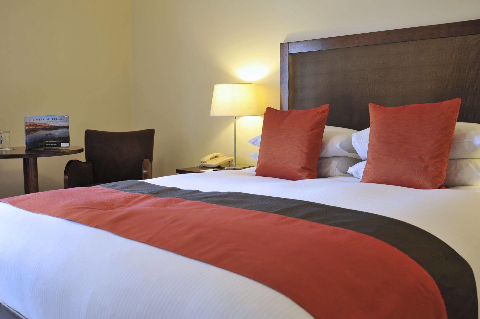 Temple Gate Hotel Ennis Bagian luar foto